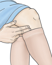 Mujer que mide la parte superior de las medias de compresión para que queden a dos dedos de ancho por debajo de la rodilla.