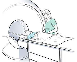 Niño acostado boca arriba en la mesa de exploración. Una proveedora de atención médica se está preparando para hacer entrar la mesa en la abertura circular del explorador de resonancia magnética (MRI).