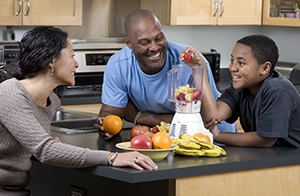 Familia haciendo batidos de fruta.