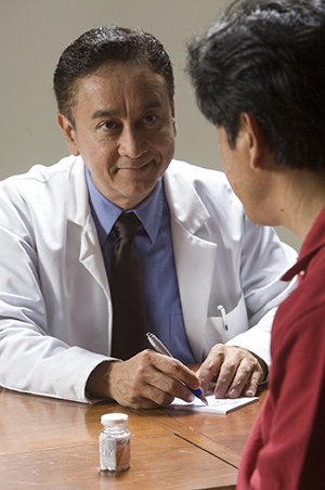 Hombre hablando con un médico.